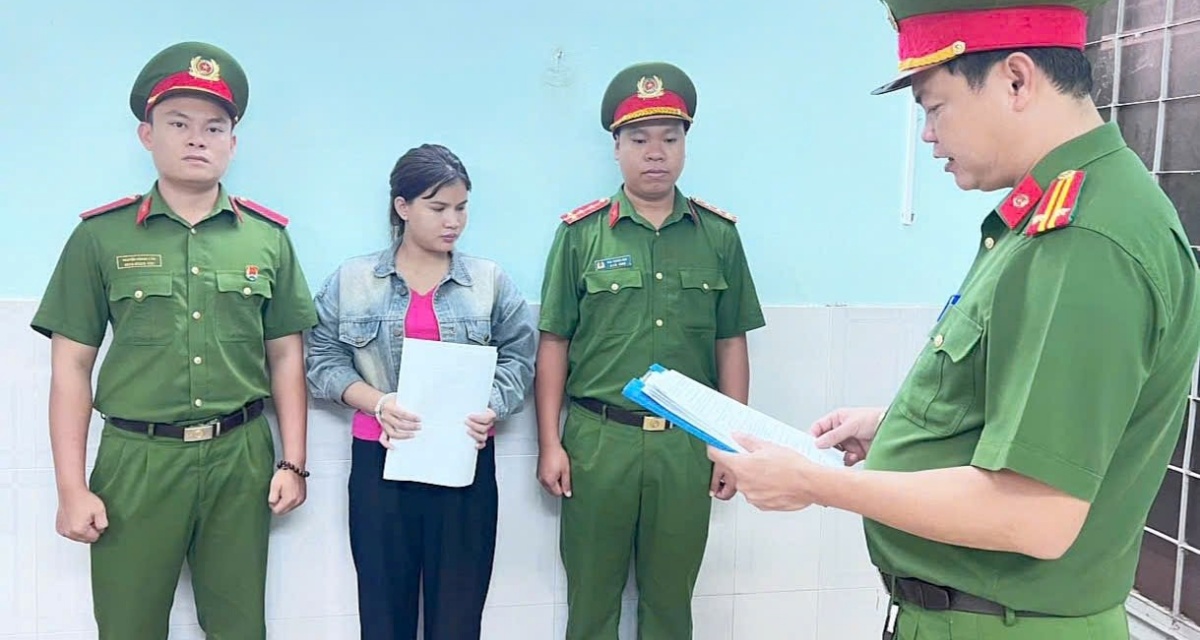 Bắt giữ Đặng Thị Huỳnh Như SN 1996 v&igrave; li&ecirc;n quan số tiền gần 500 triệu đồng v&agrave; loạt t&agrave;i khoản Zalo ảo