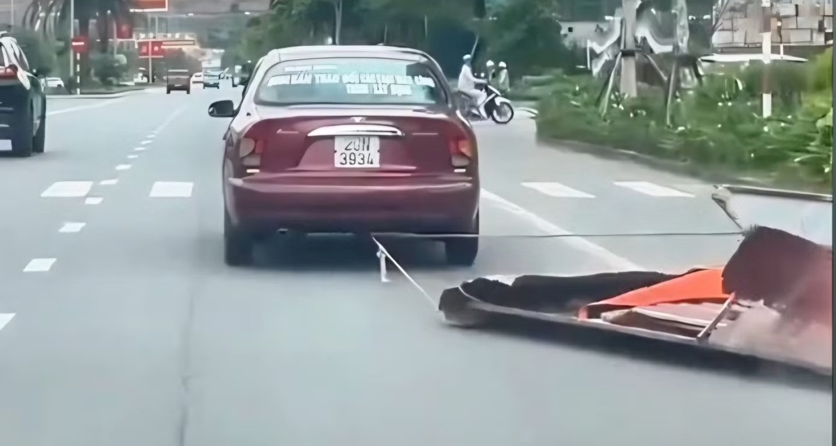 &Ocirc; t&ocirc; k&eacute;o l&ecirc; m&aacute;i t&ocirc;n trơ khung sắt giữa đường ở Quảng Ninh, CSGT th&ocirc;ng tin ban đầu
