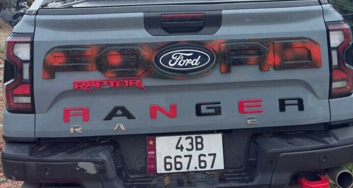Th&ocirc;ng tin ban đầu về t&agrave;i xế Ford Ranger Raptor lắp đ&egrave;n n&oacute;c xe g&acirc;y ch&oacute;i mắt người đi đường v&agrave; c&aacute;i kết