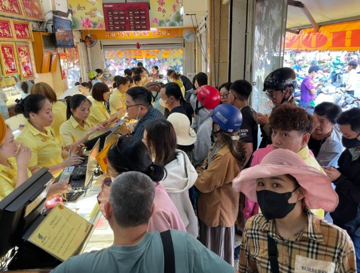 Gi&aacute; v&agrave;ng h&ocirc;m nay 11/10 chốt tuần: V&agrave;ng SJC v&agrave;ng 9999 nơi cao nơi thấp, dự b&aacute;o bất ngờ tuần tới