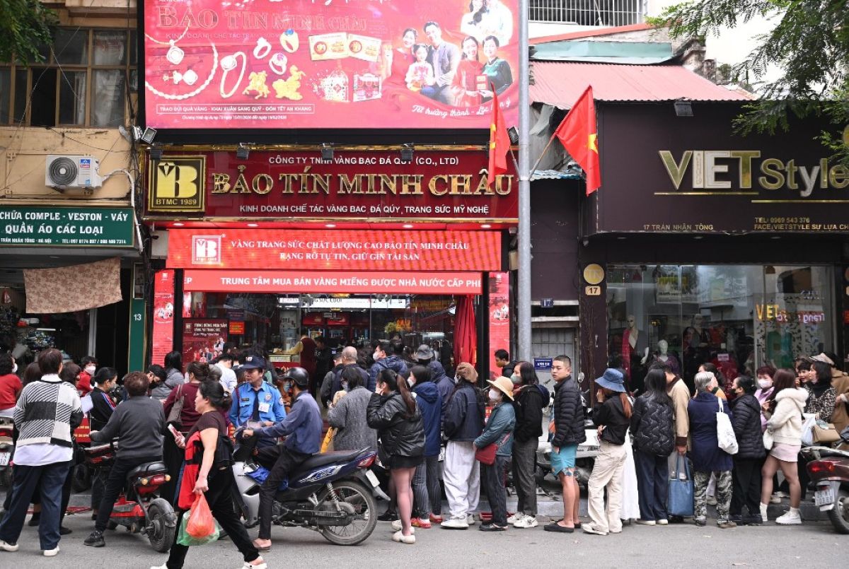 Gi&aacute; v&agrave;ng h&ocirc;m nay 12/10: V&agrave;ng SJC v&agrave;ng 9999 đồng loạt ở v&ugrave;ng gi&aacute; cao, dự b&aacute;o gi&aacute; cả tuần mới