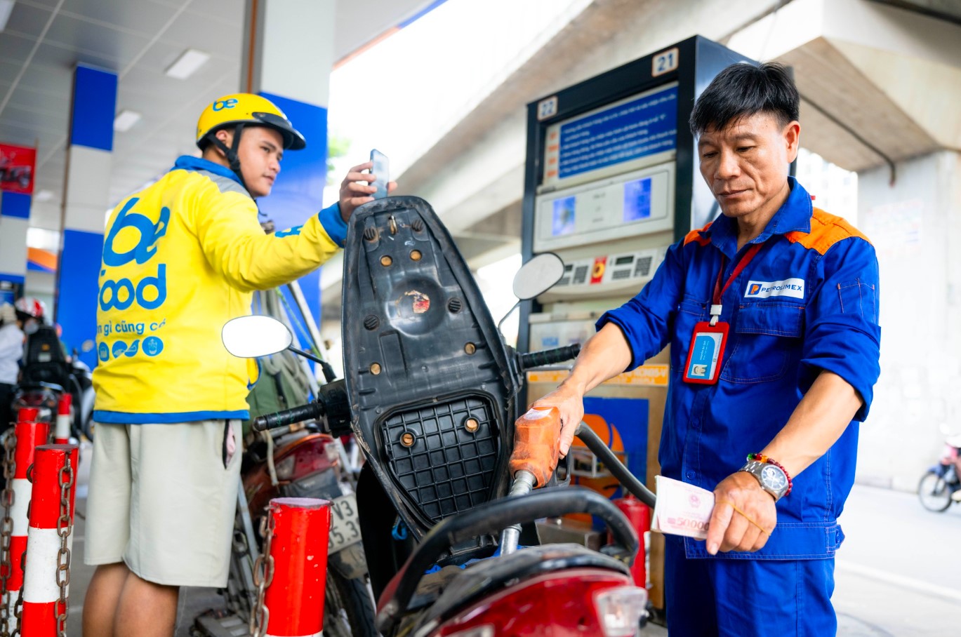 Gi&aacute; xăng dầu chiều 11/10: Dầu &lsquo;lao dốc&rsquo;, RON 92 v&agrave; E10 RON 95 c&aacute;ch đ&aacute;y gần 9.000 đồng, gi&aacute; đầy b&igrave;nh xe c&ocirc;n tay 150cc