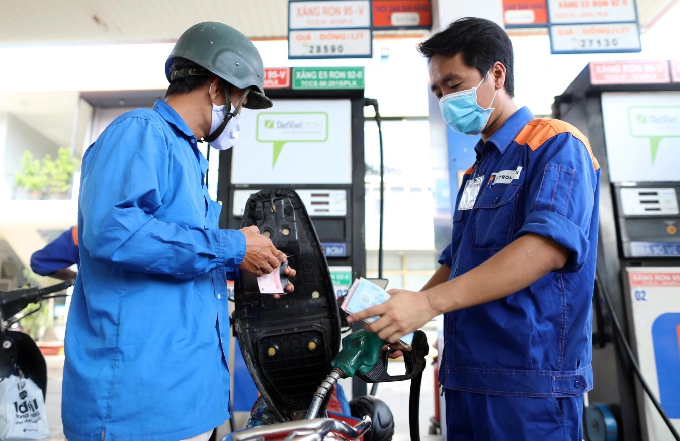 Gi&aacute; xăng dầu ng&agrave;y 12/10: RON 92 v&agrave; E10 RON 95 kỳ tới c&oacute; thể &lsquo;về bờ&rsquo;, xuất hiện dấu hiện giảm, gi&aacute; lăn b&aacute;nh VinFast VF 5