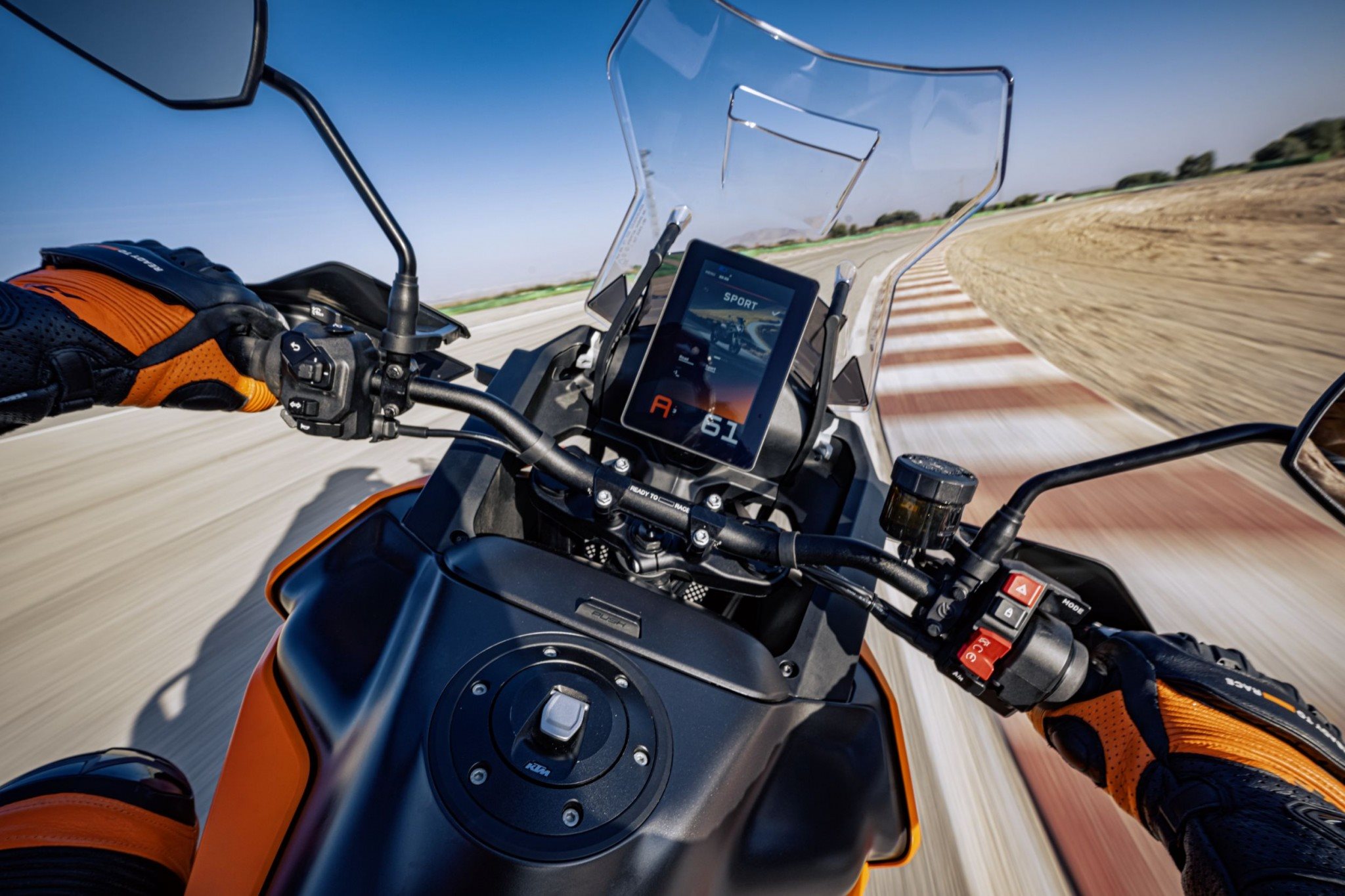 ABS cứu mạng, radar tự phanh: Xe m&aacute;y hiện đại đang bảo vệ người l&aacute;i hay cướp quyền kiểm so&aacute;t?