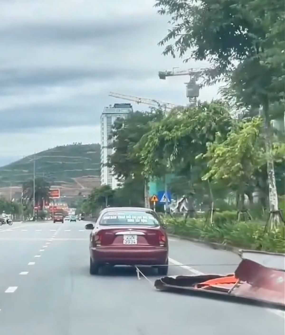 C&aacute;i kết cho nam t&agrave;i xế xe &ocirc; t&ocirc; k&eacute;o l&ecirc; cả m&aacute;i t&ocirc;n lẫn khung sắt tr&ecirc;n đường phố ở Quảng Ninh