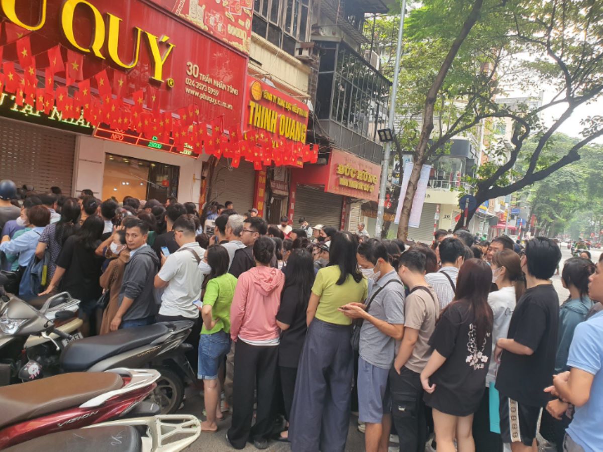Cập nhật gi&aacute; v&agrave;ng h&ocirc;m nay chiều 12/10: V&agrave;ng SJC v&agrave;ng 9999 s&aacute;ng tăng chiều giảm \'kh&ocirc;ng kịp trở tay\'
