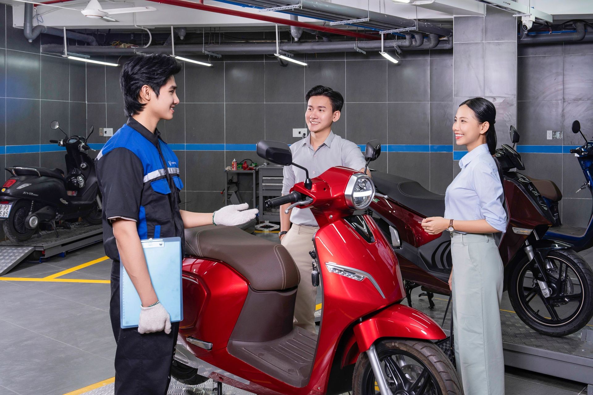 Đổi từ xe xăng sang xe m&aacute;y điện: Điều g&igrave; gi&uacute;p người d&ugrave;ng y&ecirc;n t&acirc;m thay đổi th&oacute;i quen? ảnh 1