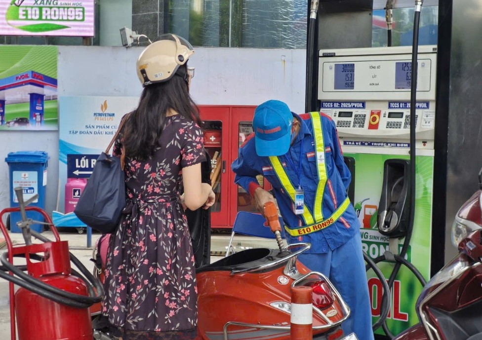 Gi&aacute; xăng dầu h&ocirc;m nay 13/10: Dầu diesel về gần 29.000 đồng/l&iacute;t, RON 92 v&agrave; E10 kỳ tới sẽ rẻ hơn? Gi&aacute; lăn b&aacute;nh VinFast VF 9