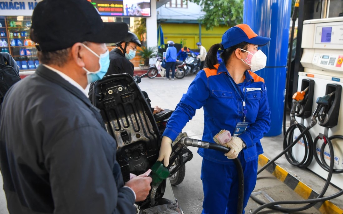 Gi&aacute; xăng dầu tối 12/10: Dầu diesel đ&atilde; gần đ&aacute;y hơn, E10 RON 95 v&agrave; RON 92 rẻ hơn đỉnh bao nhi&ecirc;u? Gi&aacute; đầy b&igrave;nh &ocirc; t&ocirc; Mazda