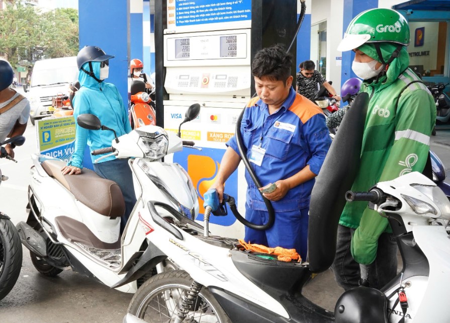 Gi&aacute; xăng dầu trưa 12/10: Sau 6 kỳ tăng, RON 92 v&agrave; E10 RON 95 kỳ tới c&oacute; khả năng giảm về mức rẻ? Gi&aacute; đầy b&igrave;nh xe ga 125cc