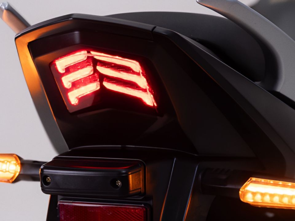 &lsquo;Vua c&ocirc;n tay&rsquo; mới đ&atilde; về đại l&yacute;: Thiết kế kh&aacute;c hẳn Yamaha Exciter, động cơ 170cc mạnh mẽ hơn Honda Winner R, gi&aacute; hấp dẫn ảnh 5