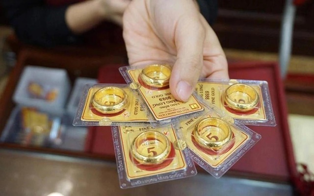 Gi&aacute; v&agrave;ng nhẫn trơn, v&agrave;ng miếng 9999 h&ocirc;m nay 13/10: Tiếp tục giảm, người mua từ đỉnh vẫn lỗ 50 triệu đồng/lượng
