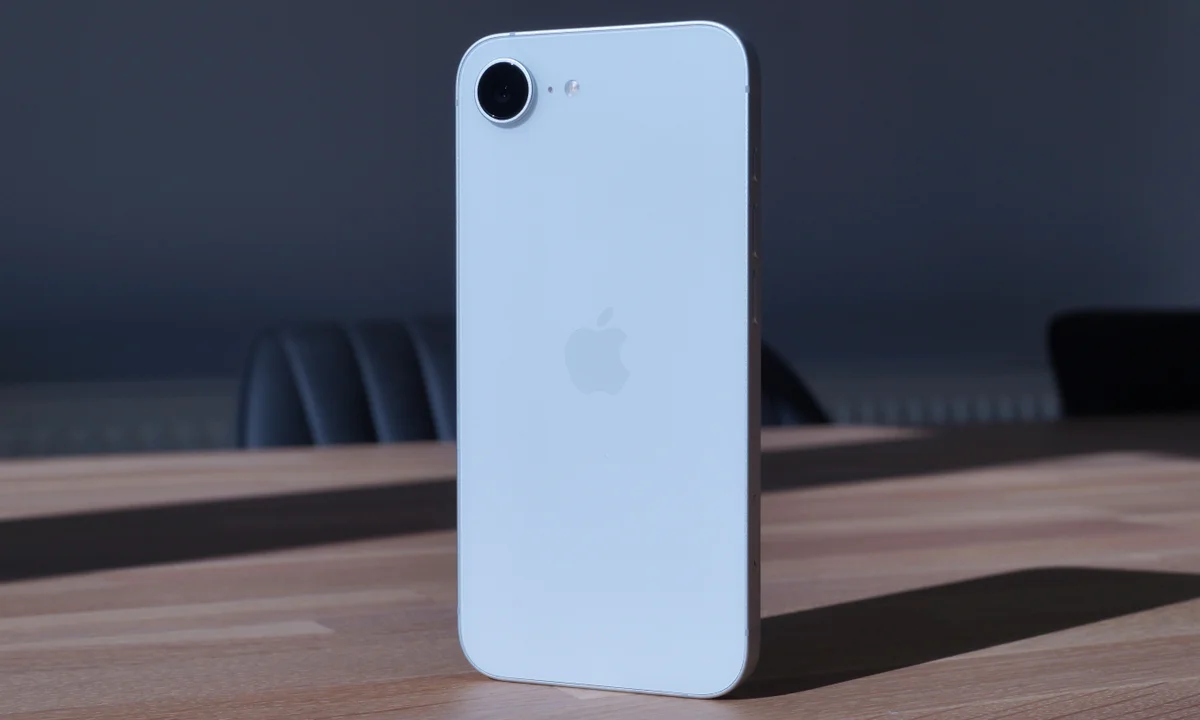 gia-iphone-16e-1791863184.png