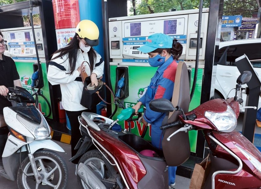 Gi&aacute; xăng dầu chiều 13/10: Dầu diesel đ&atilde; giảm 2 kỳ, RON 92 v&agrave; E10 RON 95 đang c&oacute; gi&aacute; bao nhi&ecirc;u? Gi&aacute; đầy b&igrave;nh xe ga 110cc