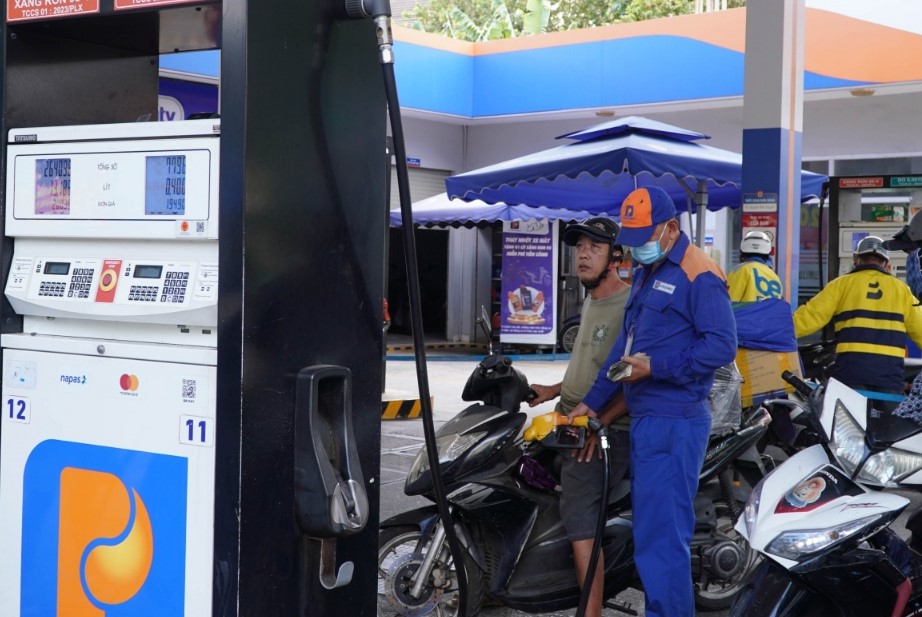 Gi&aacute; xăng dầu trưa 13/10: Dầu diesel giảm mất phanh, E5 RON 92 v&agrave; E10 RON 95 c&oacute; dấu hiệu về lại đ&aacute;y, gi&aacute; đầy b&igrave;nh xe số