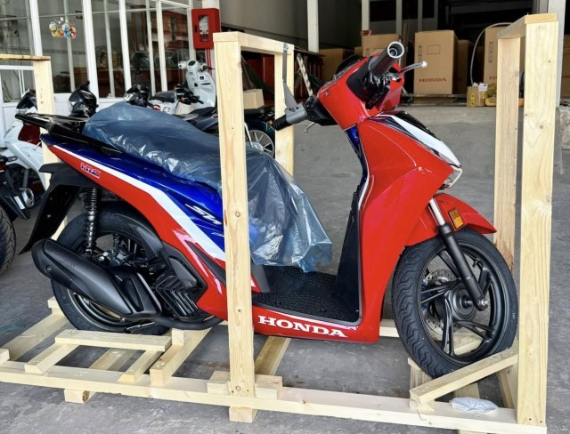 Honda SH phi&ecirc;n bản mới đẹp long lanh đ&atilde; cập bến đại l&yacute; Việt: C&oacute; m&agrave;n h&igrave;nh TFT, ABS 2 k&ecirc;nh v&agrave; HSTC, gi&aacute; rẻ ảnh 2