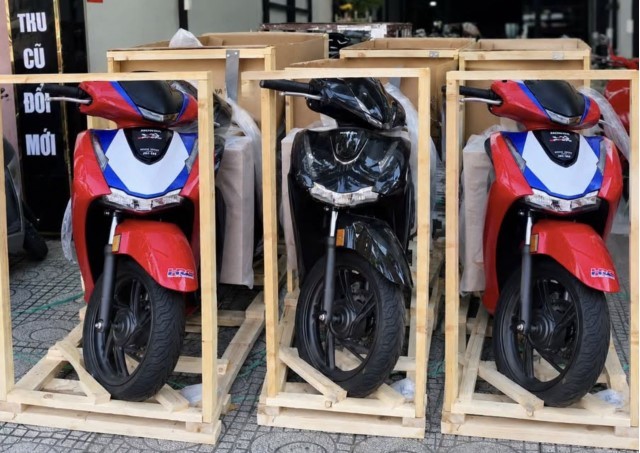 Honda SH phi&ecirc;n bản mới đẹp long lanh đ&atilde; cập bến đại l&yacute; Việt: C&oacute; m&agrave;n h&igrave;nh TFT, ABS 2 k&ecirc;nh v&agrave; HSTC, gi&aacute; rẻ ảnh 3