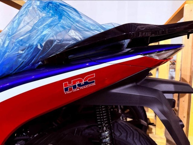 Honda SH phi&ecirc;n bản mới đẹp long lanh đ&atilde; cập bến đại l&yacute; Việt: C&oacute; m&agrave;n h&igrave;nh TFT, ABS 2 k&ecirc;nh v&agrave; HSTC, gi&aacute; rẻ ảnh 4