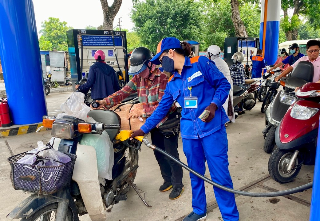 Gi&aacute; xăng dầu chiều 14/10: Dầu diesel giảm liền 2 kỳ, E10 RON 95 v&agrave; RON 92 từ mai giảm về đ&aacute;y? Gi&aacute; đầy b&igrave;nh xe ga 125cc