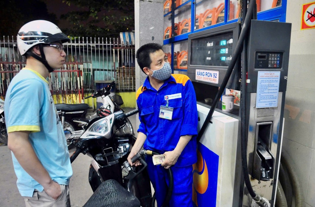 Gi&aacute; xăng dầu h&ocirc;m nay 15/10: Xăng E5 RON 92 v&agrave; E10 RON 95 &lsquo;s&aacute;ng cửa&rsquo; giảm về đ&aacute;y từ chiều nay, gi&aacute; đầy b&igrave;nh &ocirc; t&ocirc; Mazda