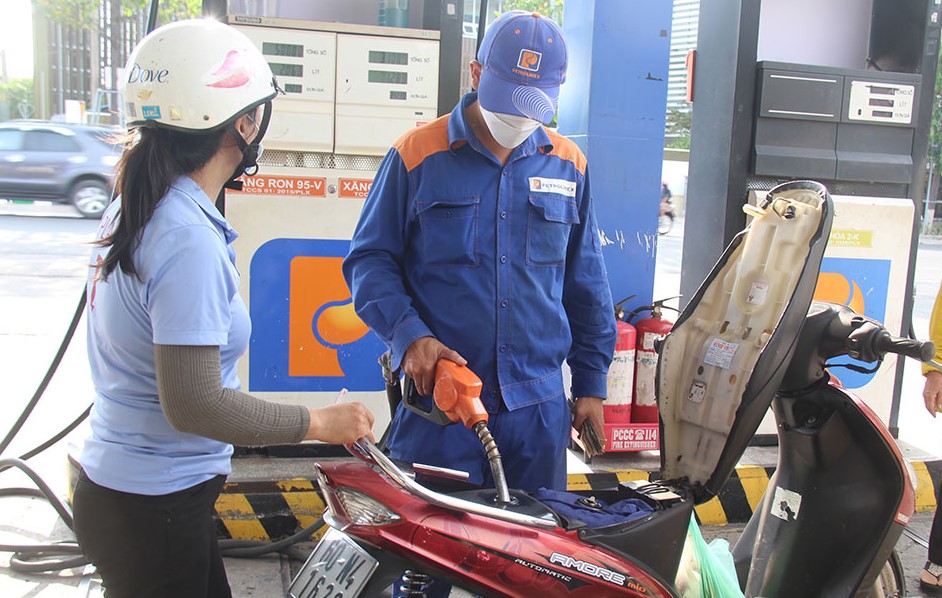 Gi&aacute; xăng dầu tối 14/10: Dầu diesel về mức rẻ, RON 92 v&agrave; E10 RON 95 từ chiều mai cũng giảm mạnh? Gi&aacute; đầy b&igrave;nh &ocirc; t&ocirc; Toyota
