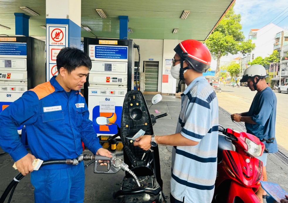 Gi&aacute; xăng dầu trưa nay 14/10: Dầu diesel xuống gần đ&aacute;y, RON 92 v&agrave; E10 RON 95 ng&agrave;y mai &lsquo;về bờ&rsquo;? Gi&aacute; đầy b&igrave;nh &ocirc; t&ocirc; Honda