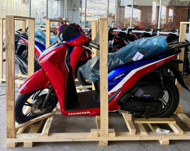 Tin xe trưa 14/10: Honda SH phi&ecirc;n bản mới nhập &Yacute; về Việt Nam với gi&aacute; hấp dẫn, thiết kế đẹp chưa từng c&oacute; ảnh 1