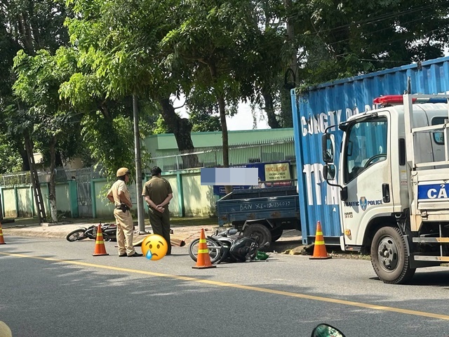 Nghe thấy tiếng động mạnh, người d&acirc;n b&agrave;ng ho&agrave;ng ph&aacute;t hiện 2 cha con thương vong sau va chạm với xe ba g&aacute;c