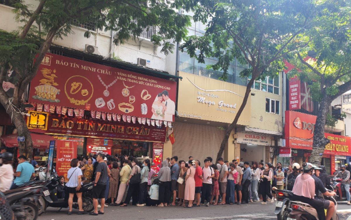 Cập nhật gi&aacute; v&agrave;ng h&ocirc;m nay 15/10: V&agrave;ng miếng v&agrave;ng nhẫn \'&aacute;n binh bất động\', ri&ecirc;ng 1 nơi giảm tiếp!