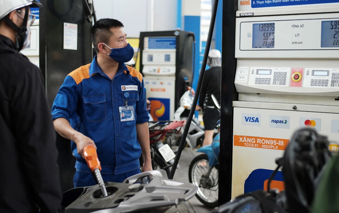 Gi&aacute; xăng dầu chiều 15/10: Dầu diesel giảm kỳ thứ 3 li&ecirc;n tiếp, RON 92 v&agrave; E10 RON 95 đ&atilde; &lsquo;về bờ&rsquo;, gi&aacute; đầy b&igrave;nh xe ga 110cc