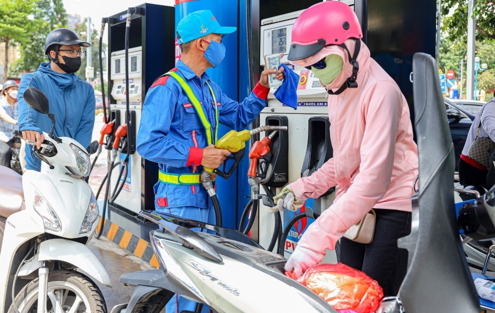 Gi&aacute; xăng dầu tối 15/10: Dầu diesel tiếp tục giảm, E10 RON 95 v&agrave; RON 92 đ&atilde; về mức rẻ hơn, gi&aacute; đầy b&igrave;nh xe ga 150-160cc