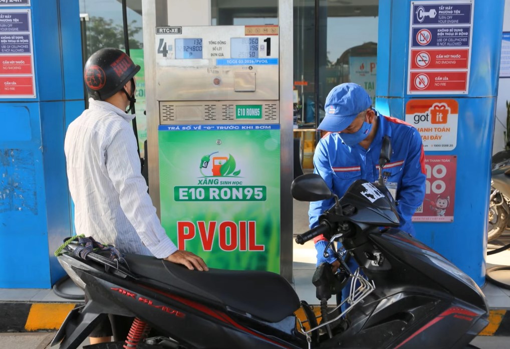 Gi&aacute; xăng dầu trưa nay 15/10: E10 RON 95 v&agrave; E5 RON 92 &lsquo;rộng đường&rsquo; về đ&aacute;y, giảm mạnh từ chiều nay? Gi&aacute; đầy b&igrave;nh xe số