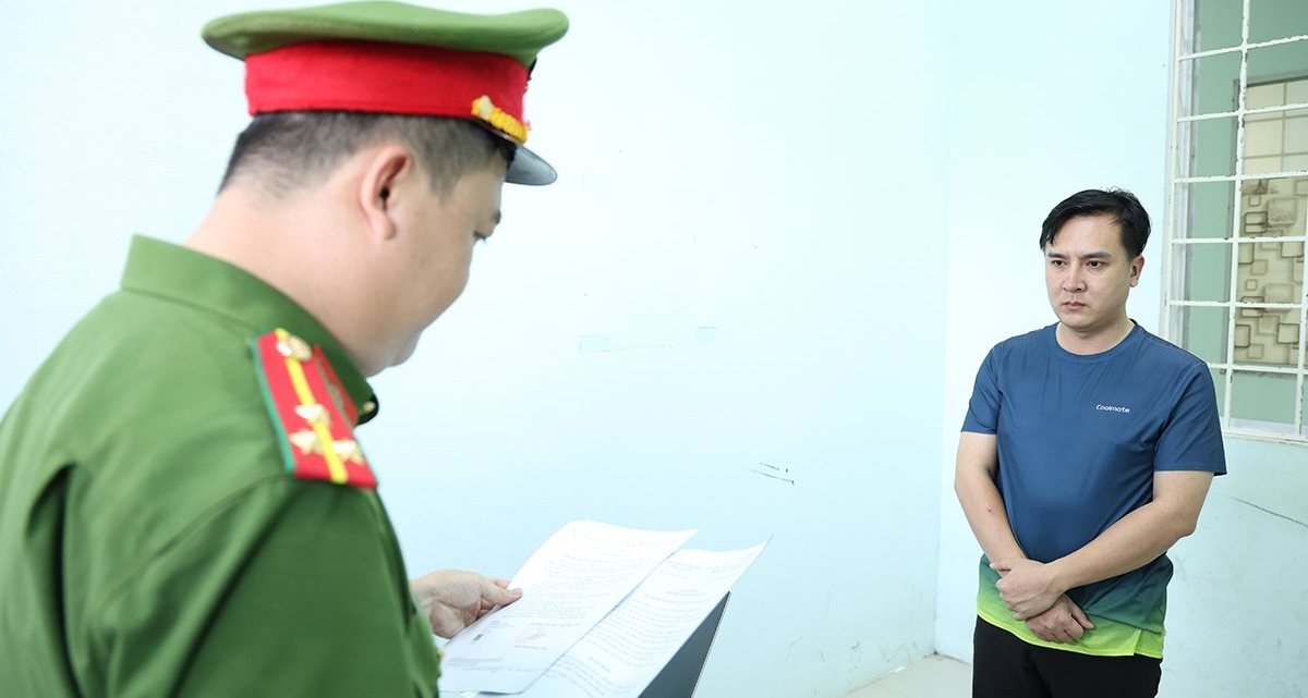 Danh t&iacute;nh Gi&aacute;m đốc ph&ograve;ng giao dịch ng&acirc;n h&agrave;ng sinh năm 1991 ở An Giang vừa bị bắt giữ