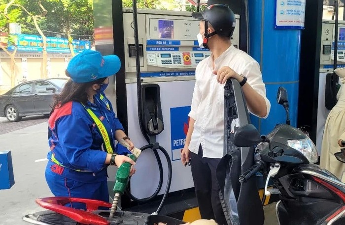 Gi&aacute; xăng dầu chiều 16/10: RON 92 v&agrave; E10 RON 95 đều giảm s&acirc;u, dầu diesel c&ograve;n c&aacute;ch đ&aacute;y 7.930 đồng, gi&aacute; đầy b&igrave;nh &ocirc; t&ocirc; Honda