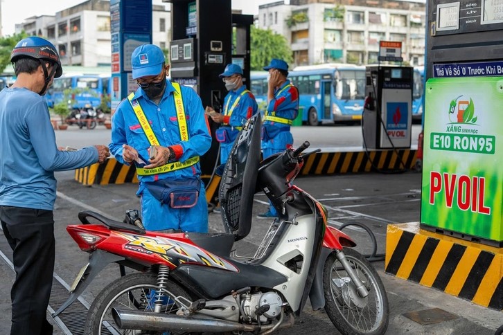 Gi&aacute; xăng dầu h&ocirc;m nay 17/10: Sau 6 kỳ tăng th&ocirc;ng, E10 RON 95 v&agrave; RON 92 giảm c&aacute;ch đ&aacute;y kh&ocirc;ng xa, gi&aacute; đầy b&igrave;nh &ocirc; t&ocirc; Toyota