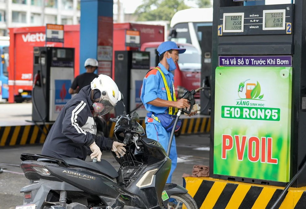Gi&aacute; xăng dầu tối 16/10: E10 RON 95 v&agrave; RON 92 &lsquo;rơi tự do&rsquo; về gần đ&aacute;y, dầu diesel giảm liền 3 kỳ, gi&aacute; đầy b&igrave;nh xe ga 125cc