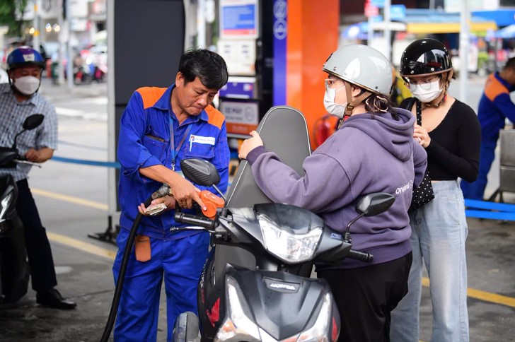 Gi&aacute; xăng dầu trưa nay 16/10: Dầu giảm &lsquo;rẻ b&egrave;o&rsquo;, E5 RON 92 v&agrave; E10 RON 95 đ&atilde; về gần đ&aacute;y hơn, gi&aacute; đầy b&igrave;nh xe c&ocirc;n tay 150cc