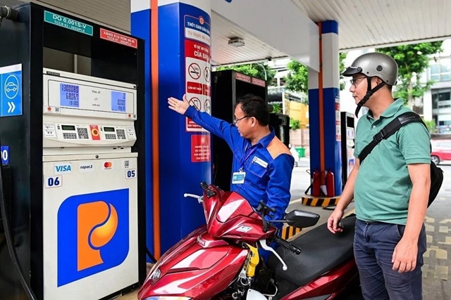 Cập nhật gi&aacute; xăng chiều 16/10: Xăng E5, E10 giảm mạnh, l&yacute; do gi&aacute; xăng quay đầu giảm sau 6 phi&ecirc;n tăng li&ecirc;n tiếp 