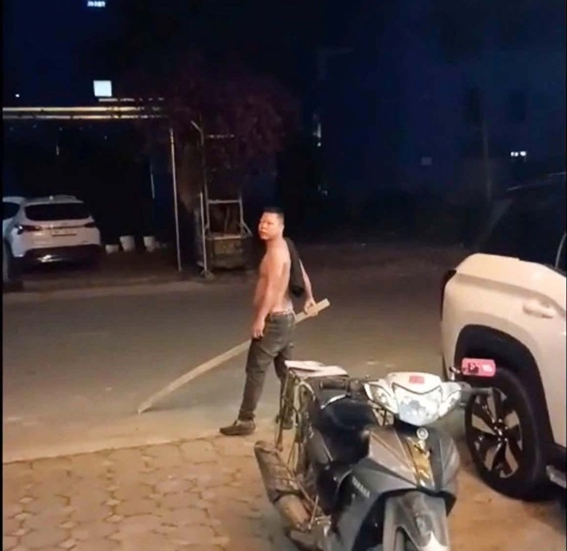 Đ&atilde; t&igrave;m ra danh t&iacute;nh nam thanh ni&ecirc;n cởi trần cầm gậy sắt đập ph&aacute; &ocirc; t&ocirc; trong đ&ecirc;m ở Bắc Ninh