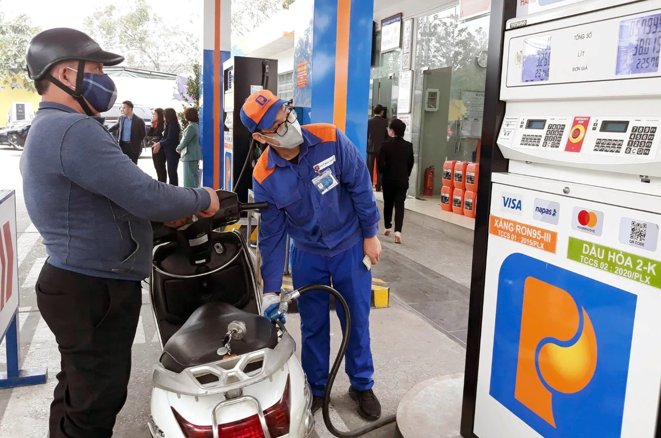 Gi&aacute; xăng dầu tối nay 17/10: E5 RON 92 v&agrave; E10 RON 95 ồ ạt giảm, dầu diesel rẻ hơn cả tuần trước, gi&aacute; đầy b&igrave;nh xe ga 110cc