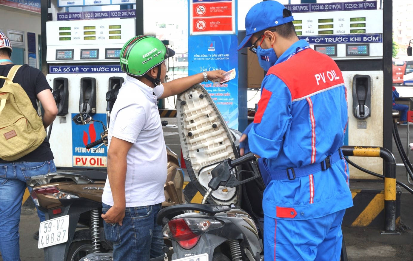 Gi&aacute; xăng dầu trưa nay 17/10: Dầu diesel lại giảm, E10 RON 95 v&agrave; E5 RON 92 cũng c&ugrave;ng về mức rẻ, gi&aacute; đầy b&igrave;nh &ocirc; t&ocirc; Mazda