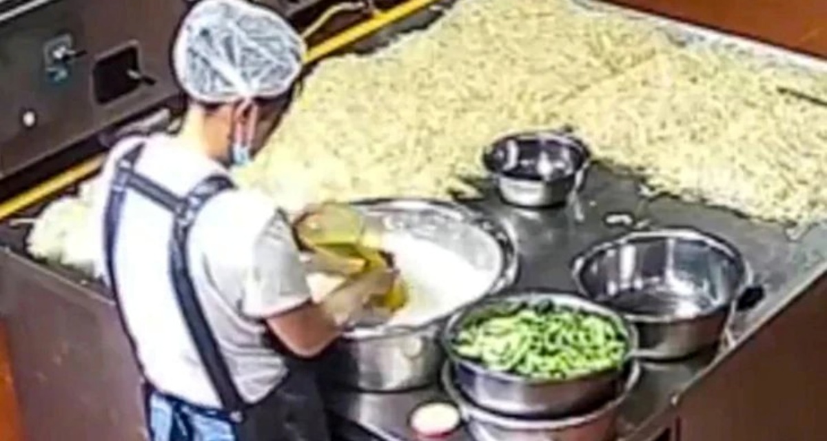 Trường mầm non trộn sơn chứa ch&igrave; v&agrave;o thức ăn của trẻ cho bắt mắt hơn, chủ trường lĩnh &aacute;n chung th&acirc;n