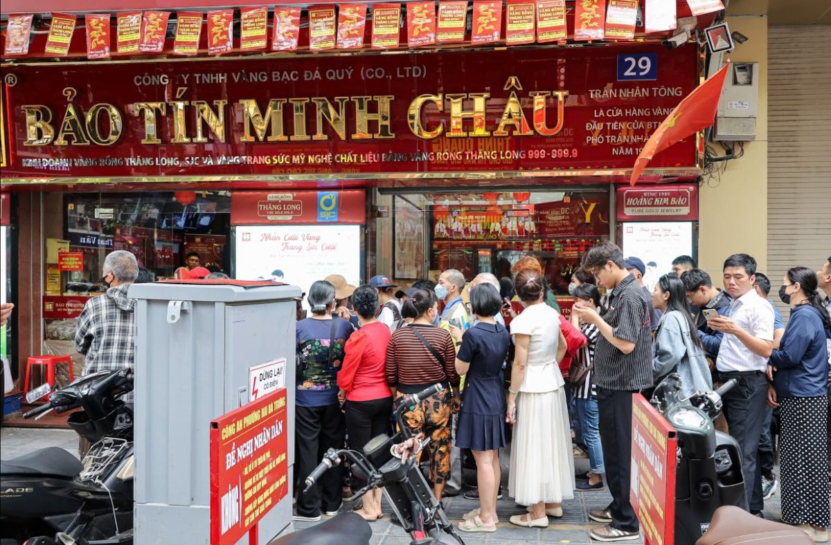 Cập nhật gi&aacute; v&agrave;ng h&ocirc;m nay chiều 18/10: V&agrave;ng miếng v&agrave;ng nhẫn giảm ch&oacute;ng mặt, mới mua 1 tuần đ&atilde; lỗ to