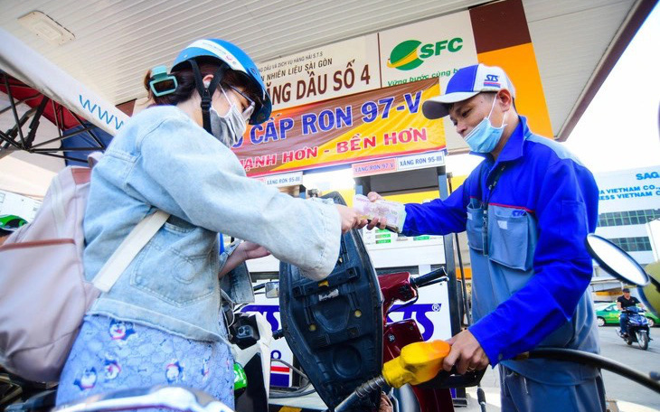 Gi&aacute; xăng dầu chiều 18/10: E5 RON 92 v&agrave; E10 RON 95 giảm s&acirc;u, chỉ c&aacute;ch đ&aacute;y hơn 7.000 đồng, gi&aacute; đầy b&igrave;nh xe c&ocirc;n tay 150cc