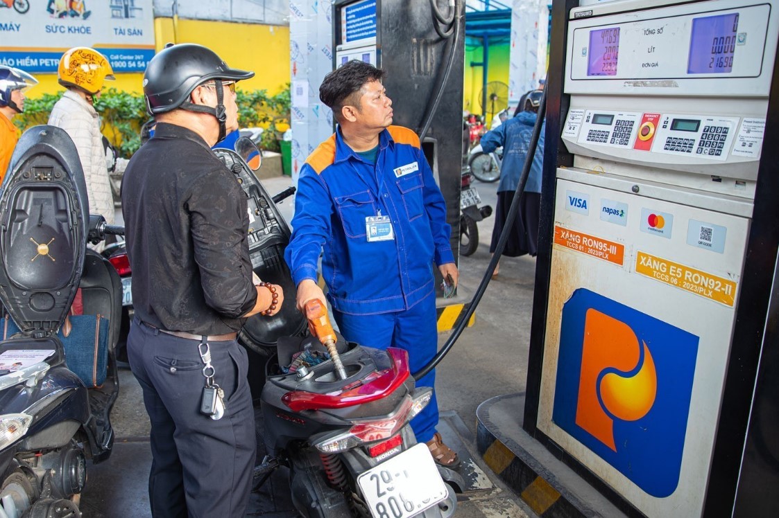Gi&aacute; xăng dầu h&ocirc;m nay 19/10: Xăng E10 RON 95 v&agrave; E5 RON 92 đua nhau giảm, c&aacute;ch đ&aacute;y bao nhi&ecirc;u? Gi&aacute; lăn b&aacute;nh VinFast VF 7