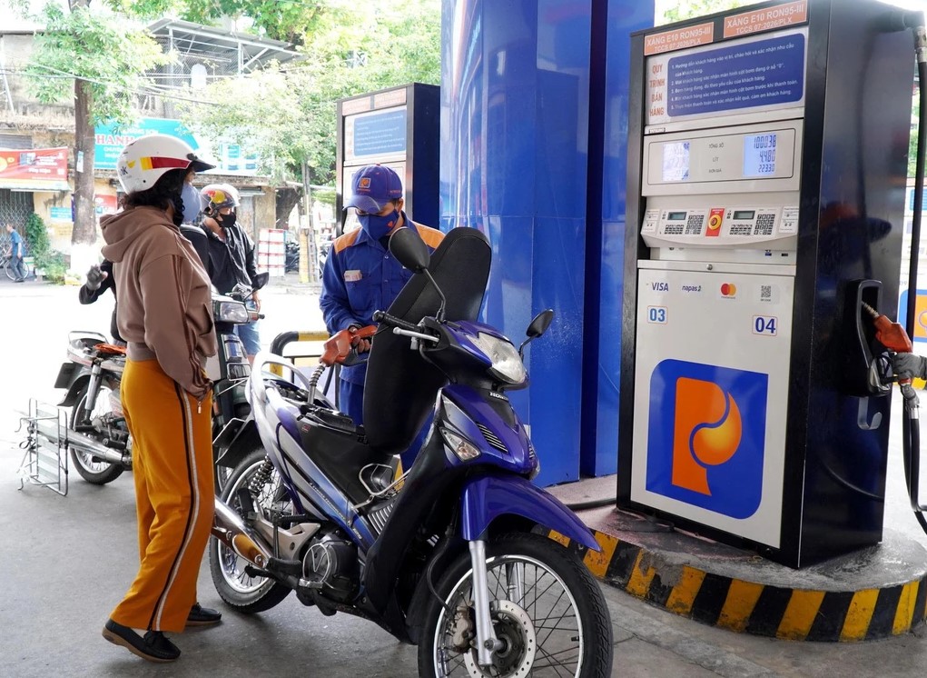 Gi&aacute; xăng dầu tối 18/10: Dầu tiếp tục &lsquo;lao dốc&rsquo;, E10 RON 95 v&agrave; RON 92 ch&iacute;nh thức giảm về mức rẻ, gi&aacute; đầy b&igrave;nh &ocirc; t&ocirc; Honda