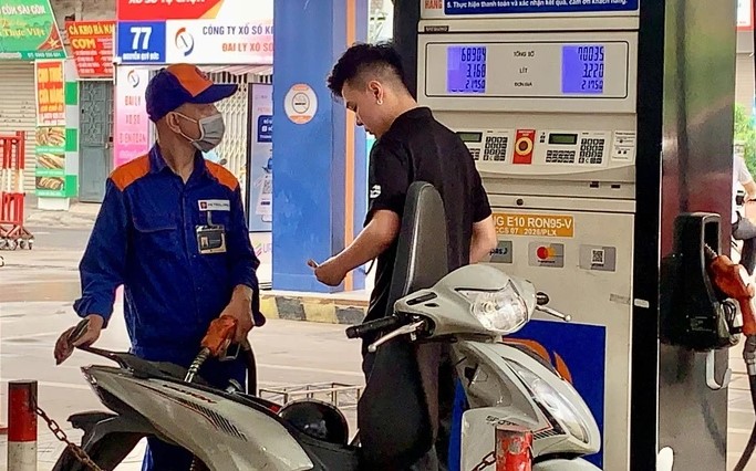 Gi&aacute; xăng dầu chiều 19/10: RON 92 v&agrave; E10 RON 95 giảm s&acirc;u, dầu diesel lại gần đ&aacute;y hơn một bước, gi&aacute; đầy b&igrave;nh &ocirc; t&ocirc; Toyota