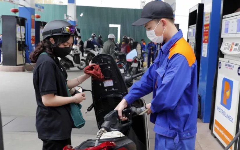 Gi&aacute; xăng dầu h&ocirc;m nay 20/10: Dầu giảm &lsquo;ch&oacute;ng mặt&rsquo;, E10 RON 95 v&agrave; RON 92 c&ograve;n c&aacute;ch đ&aacute;y bao nhi&ecirc;u? Gi&aacute; lăn b&aacute;nh VinFast VF 8