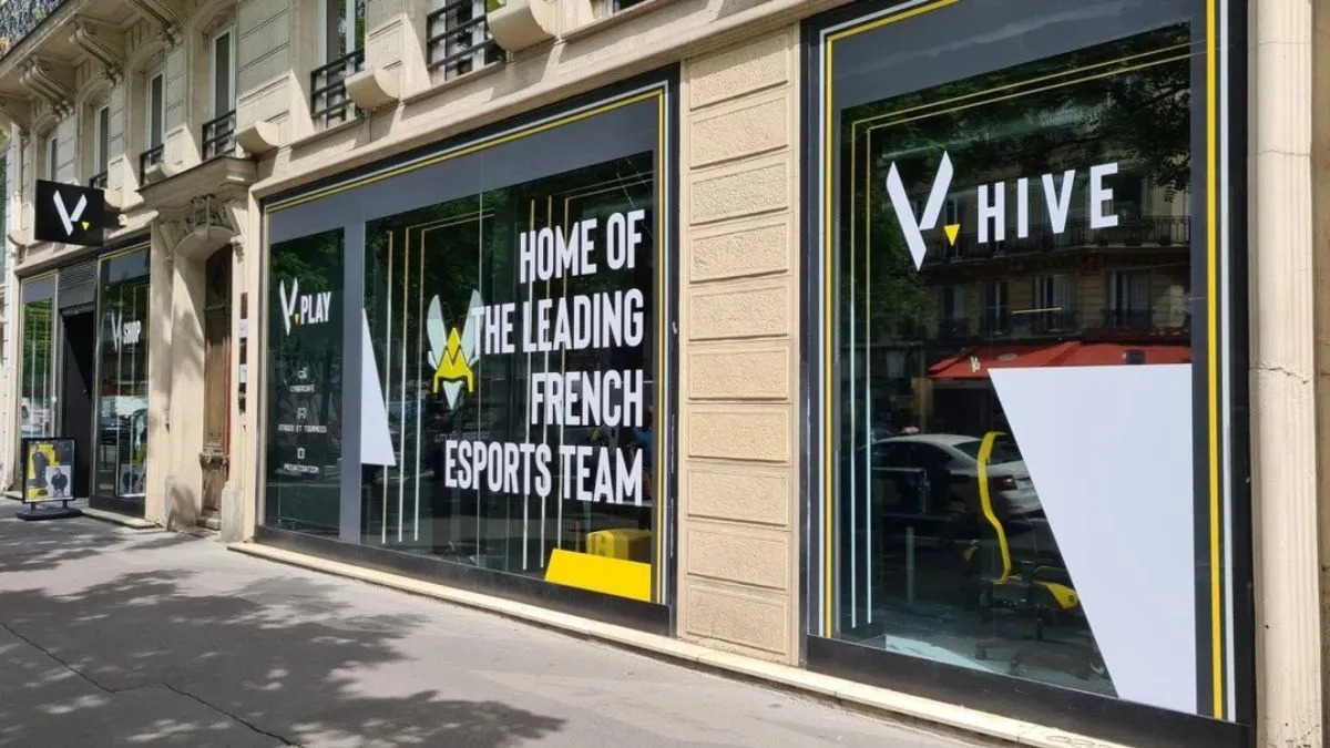 Trụ sở Team Vitality tại Paris bị bạo loạn t&agrave;n ph&aacute;, nhiều c&uacute;p v&ocirc; địch v&agrave; thiết bị gaming bị đ&aacute;nh cắp