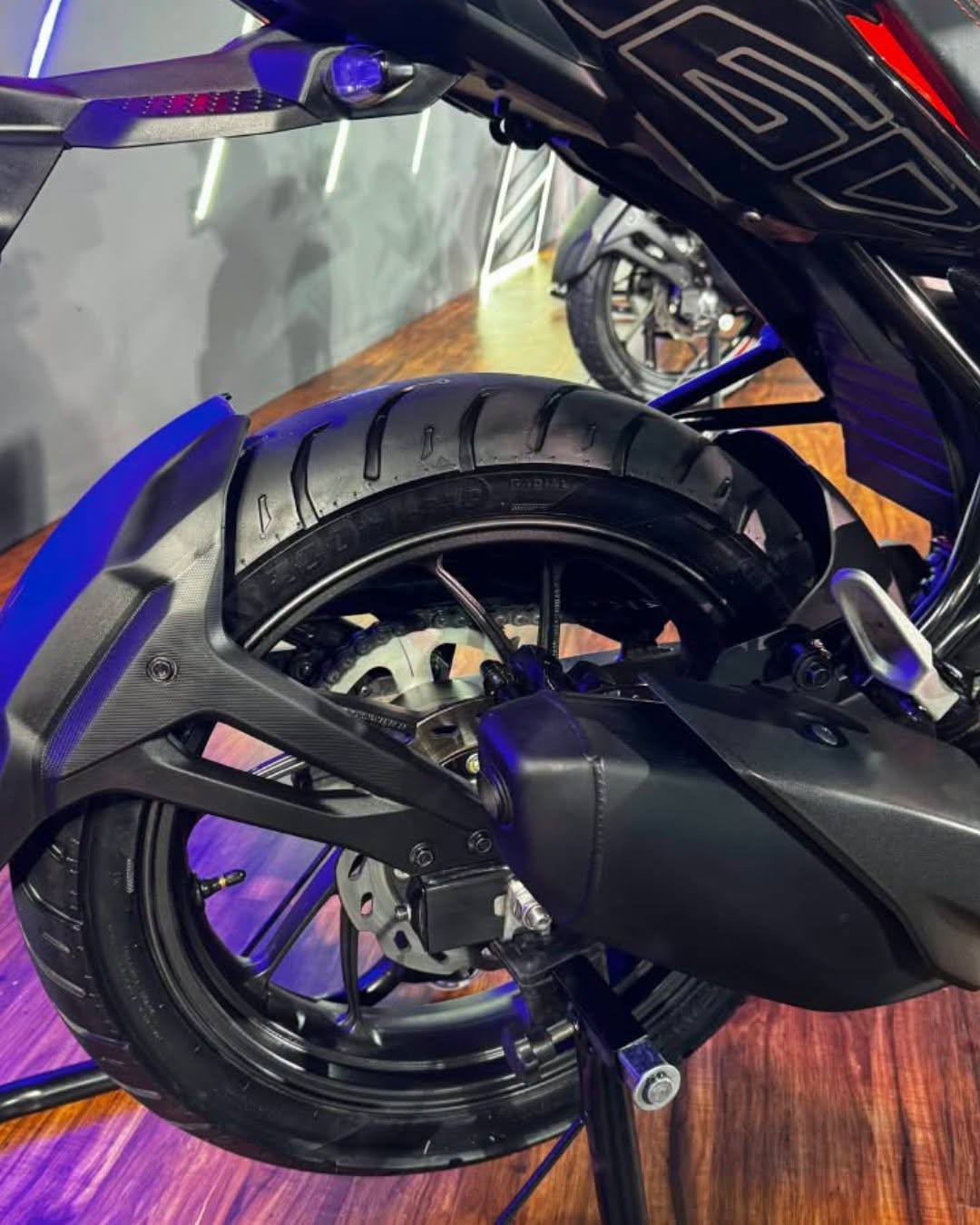 &lsquo;Vua c&ocirc;n tay&rsquo; 163cc mới ra mắt gi&aacute; 34,6 triệu đồng rẻ hơn Yamaha Exciter, c&oacute; phanh ABS 2 k&ecirc;nh vượt trội Honda Winner R ảnh 5